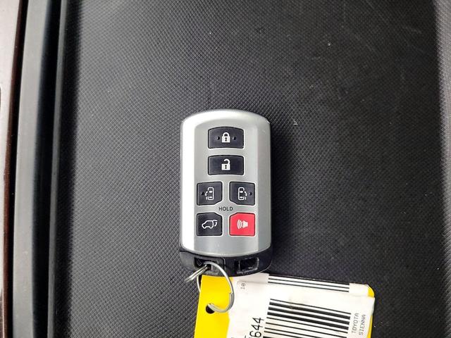 Photo of 2015 Silver Toyota Sienna