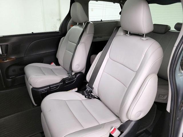 Photo of 2015 Silver Toyota Sienna