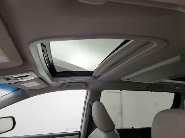 Photo of 2015 Silver Toyota Sienna