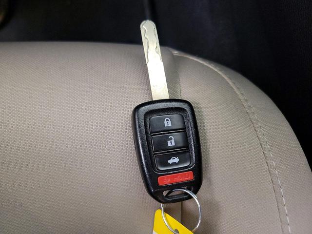 Photo of 2018 White Honda Civic