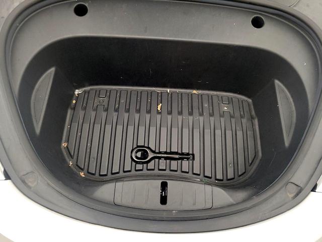 Photo of 2021 White Tesla Model 3