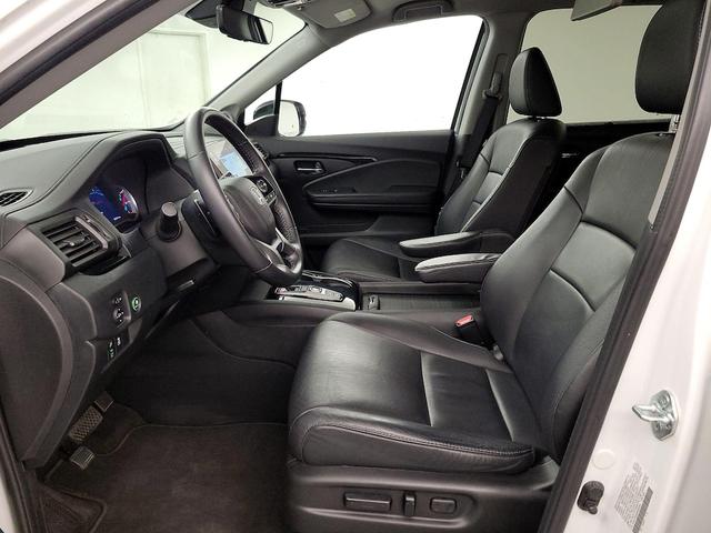 Photo of 2022 White Honda Pilot