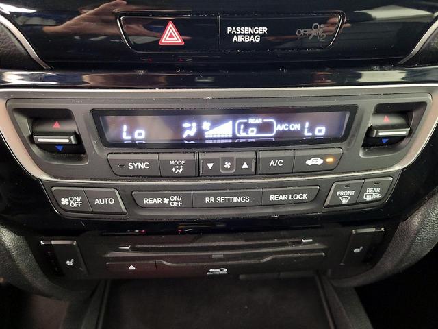 Photo of 2022 White Honda Pilot