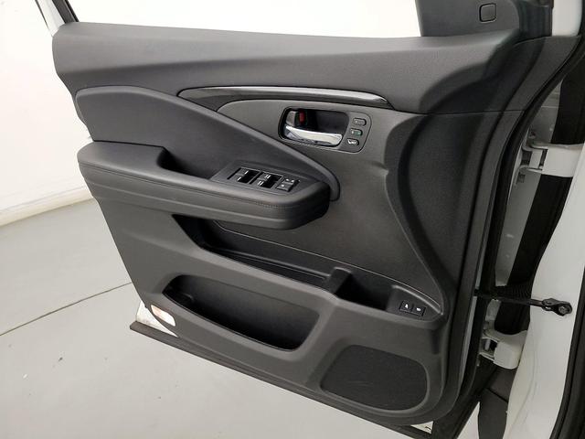 Photo of 2022 White Honda Pilot