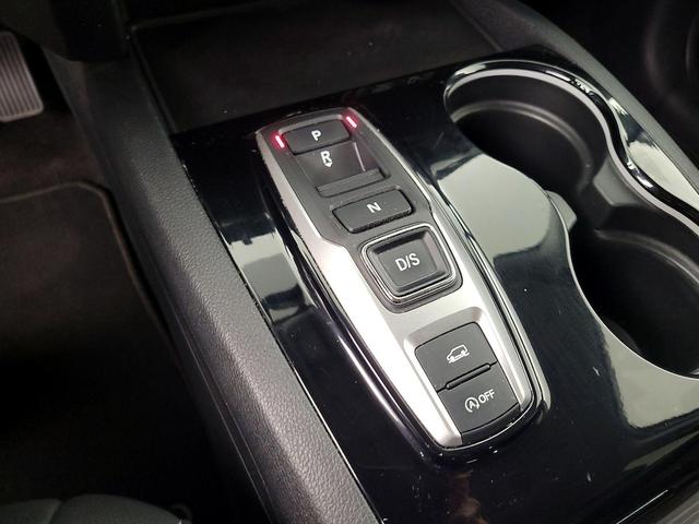 Photo of 2022 White Honda Pilot