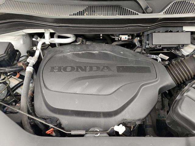 Photo of 2022 White Honda Pilot