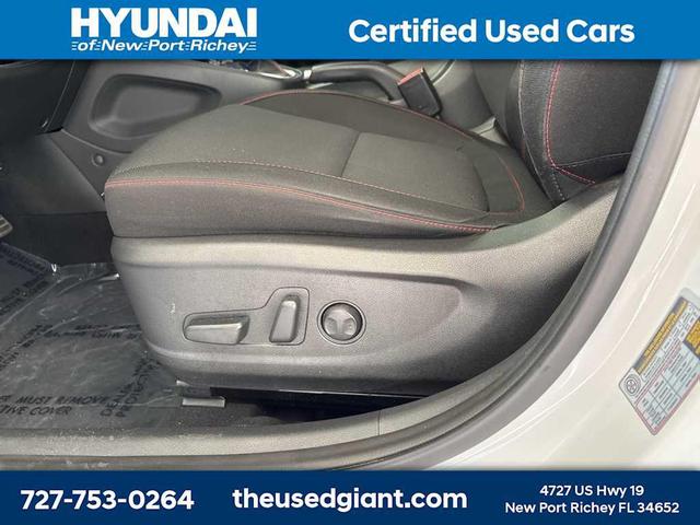 Photo of 2022 Lunar White Hyundai KONA
