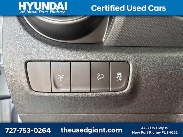 Photo of 2022 Lunar White Hyundai KONA