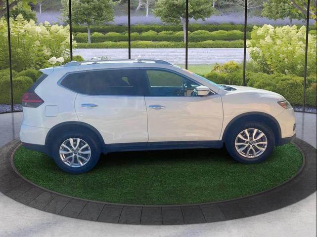 Photo of 2017 WHITE Nissan Rogue