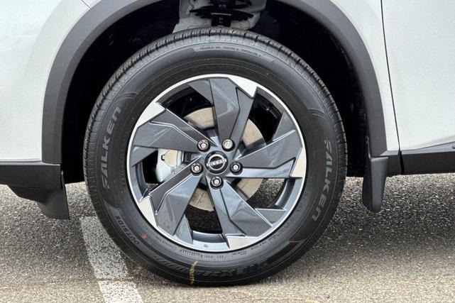 Photo of 2026 Everest White Pearl Tricoat Nissan Rogue