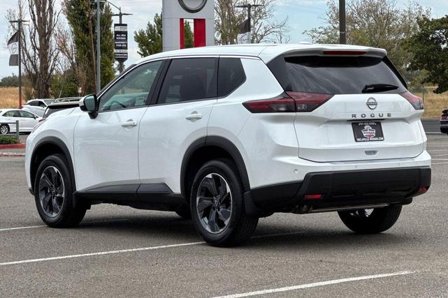 Photo of 2026 Everest White Pearl Tricoat Nissan Rogue