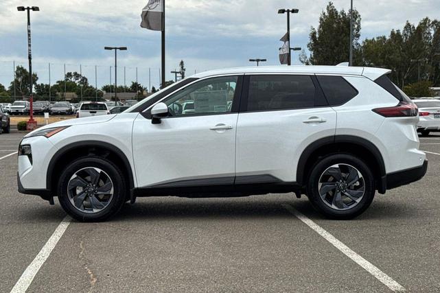 Photo of 2026 Everest White Pearl Tricoat Nissan Rogue