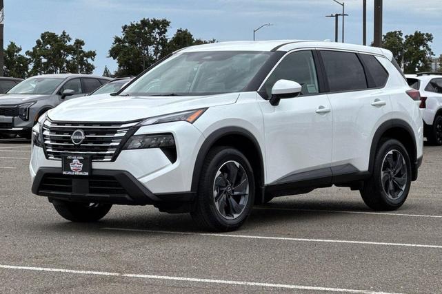 Photo of 2026 Everest White Pearl Tricoat Nissan Rogue
