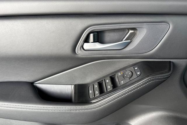 Photo of 2026 Everest White Pearl Tricoat Nissan Rogue