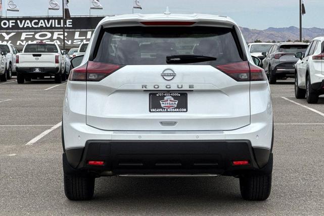Photo of 2026 Everest White Pearl Tricoat Nissan Rogue