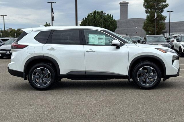 Photo of 2026 Everest White Pearl Tricoat Nissan Rogue