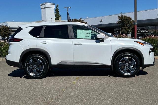 Photo of 2026 Everest White Pearl Tricoat Nissan Rogue