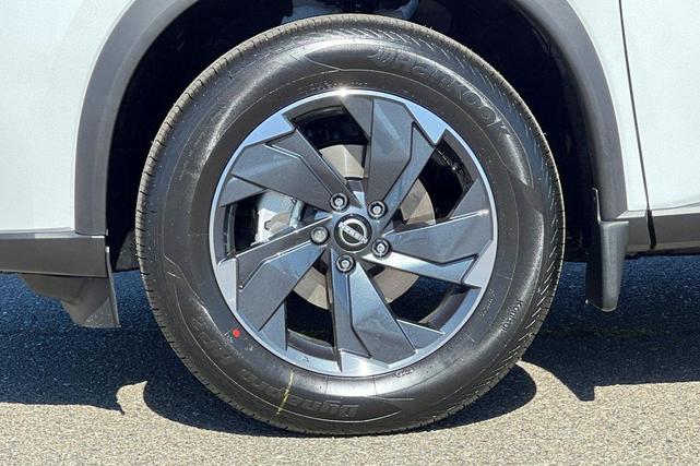 Photo of 2026 Everest White Pearl Tricoat Nissan Rogue