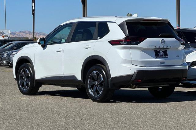 Photo of 2026 Everest White Pearl Tricoat Nissan Rogue