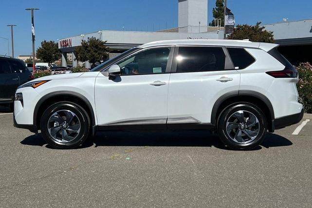 Photo of 2026 Everest White Pearl Tricoat Nissan Rogue
