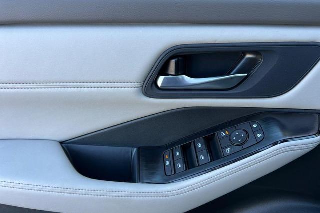 Photo of 2026 Everest White Pearl Tricoat Nissan Rogue