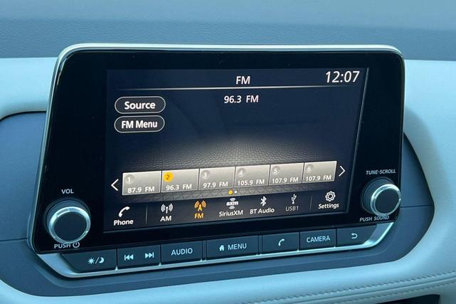 Photo of 2026 Everest White Pearl Tricoat Nissan Rogue