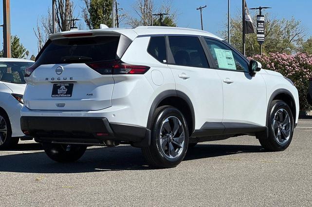 Photo of 2026 Everest White Pearl Tricoat Nissan Rogue