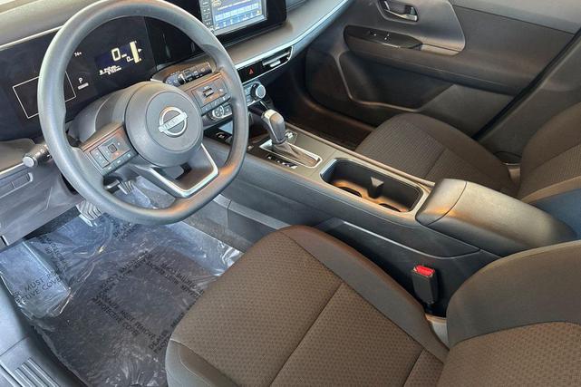 Photo of 2025 Gun Metallic Nissan Kicks