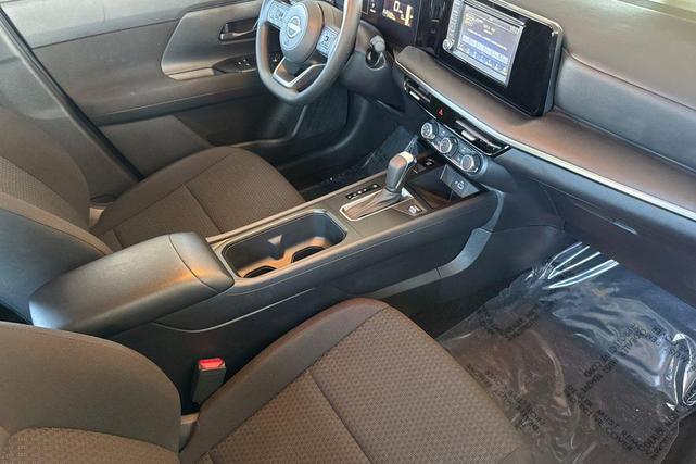 Photo of 2025 Gun Metallic Nissan Kicks