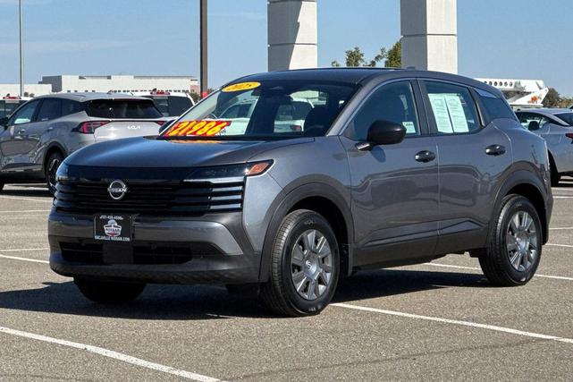 Photo of 2025 Gun Metallic Nissan Kicks