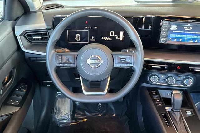 Photo of 2025 Gun Metallic Nissan Kicks