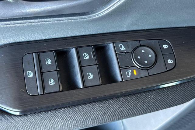 Photo of 2025 Gun Metallic Nissan Kicks