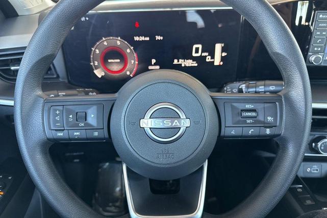 Photo of 2025 Gun Metallic Nissan Kicks