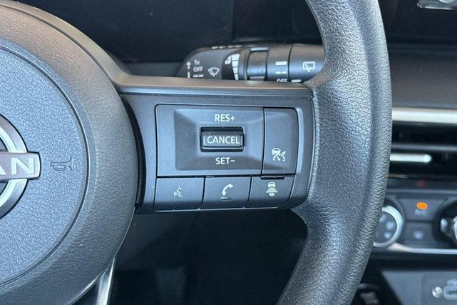 Photo of 2025 Gun Metallic Nissan Kicks