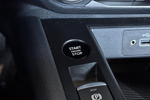 Photo of 2025 Gun Metallic Nissan Kicks