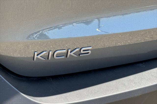 Photo of 2025 Gun Metallic Nissan Kicks