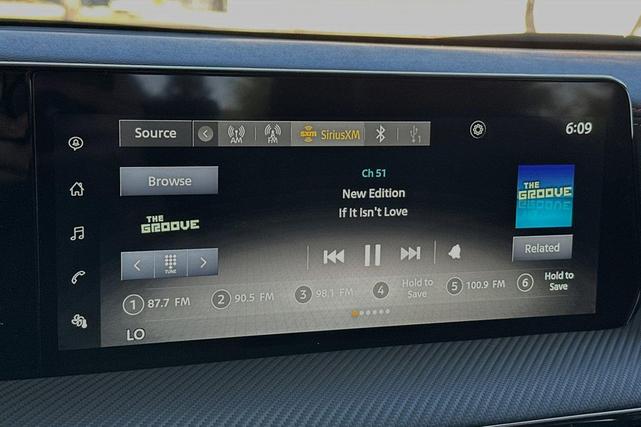 Photo of 2025 Super Black Nissan Kicks