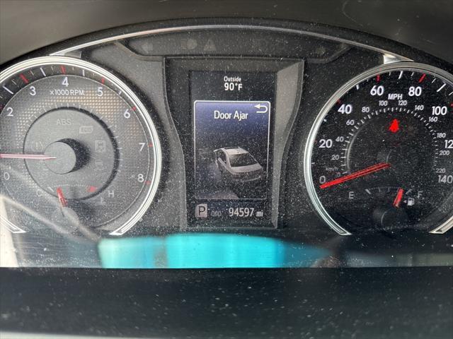 Photo of 2016 Pearl Toyota Camry