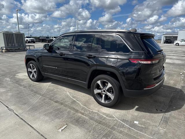 Photo of 2022 Diamond Black Crystal Pearlcoat Jeep Grand Cherokee 4xe