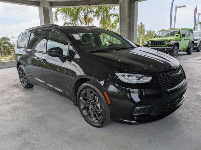 Photo of 2025 Diamond Black Crystal Pearlcoat Chrysler Pacifica