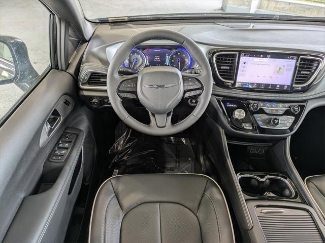 Photo of 2025 Diamond Black Crystal Pearlcoat Chrysler Pacifica