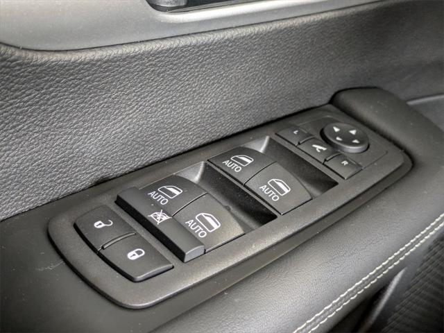 Photo of 2025 Diamond Black Crystal Pearlcoat Chrysler Pacifica