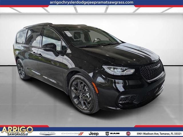 Photo of 2025 Diamond Black Crystal Pearlcoat Chrysler Pacifica