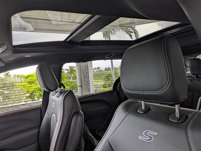 Photo of 2025 Diamond Black Crystal Pearlcoat Chrysler Pacifica