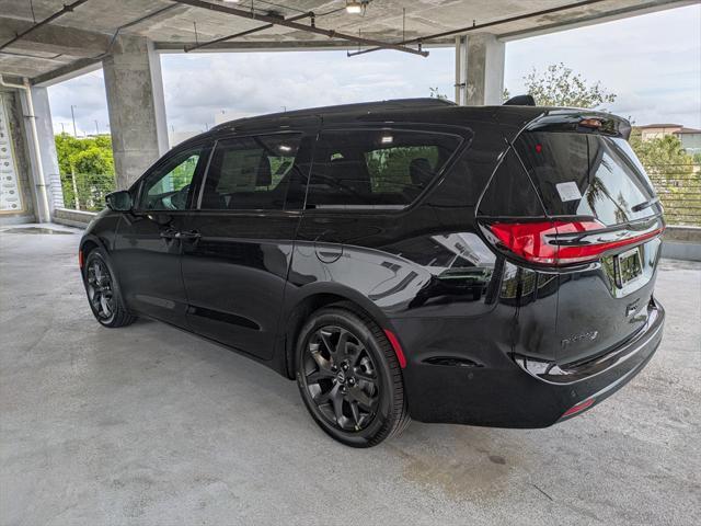 Photo of 2025 Diamond Black Crystal Pearlcoat Chrysler Pacifica