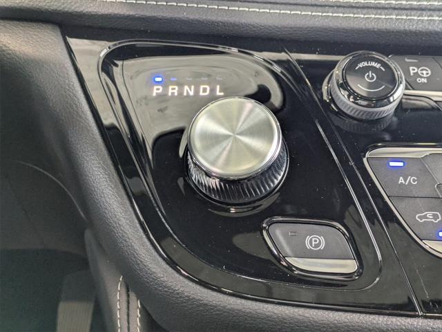 Photo of 2025 Diamond Black Crystal Pearlcoat Chrysler Pacifica