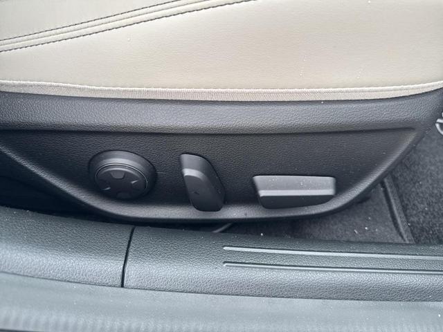Photo of 2023 Alta White Genesis G70
