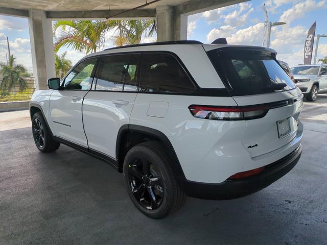 Photo of 2025 Bright White Clearcoat Jeep Grand Cherokee