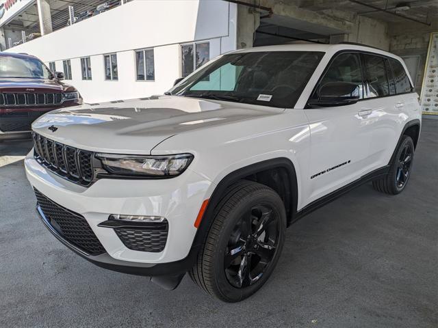 Photo of 2025 Bright White Clearcoat Jeep Grand Cherokee