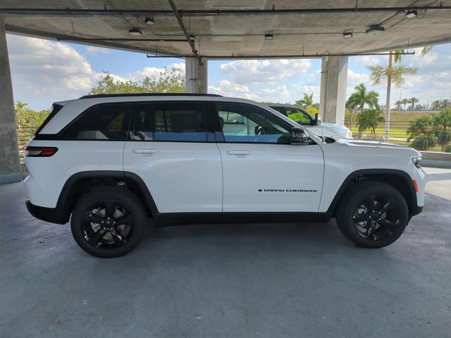 Photo of 2025 Bright White Clearcoat Jeep Grand Cherokee